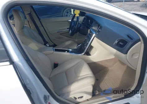 2014 Volvo S60 T5 z USA, uszkodzony, nr VIN YV1612FS6E2277494